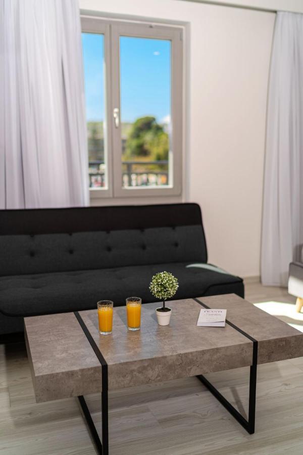 White&Gray Apartment 罗希姆诺 外观 照片